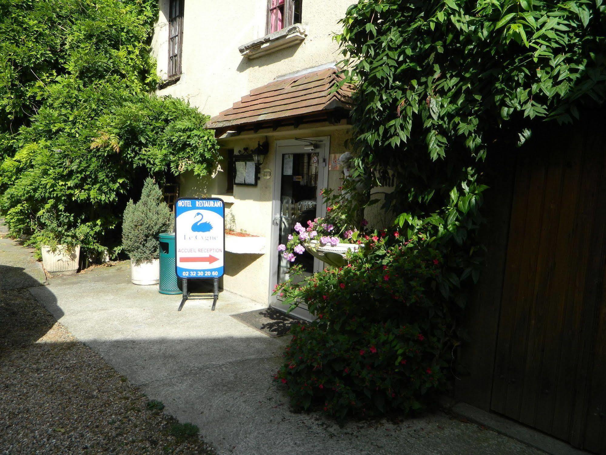 Conches-en-Ouche Hotel Restaurant Le Cygne מראה חיצוני תמונה